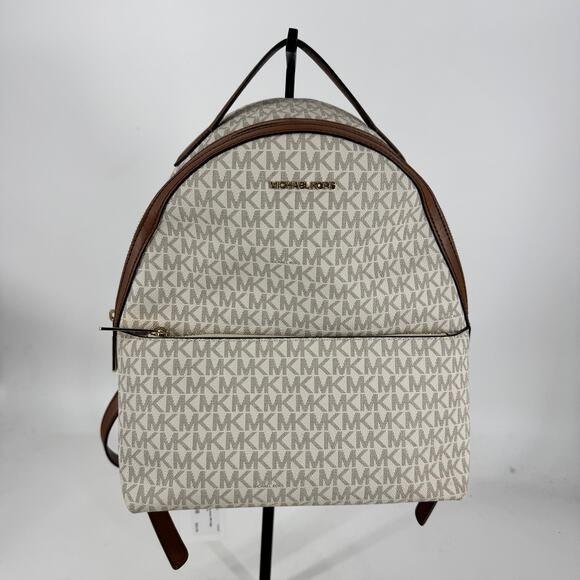 Michael Kors Outlet Sheila Medium Logo Backpack in Vanilla - Picture 3 of 6